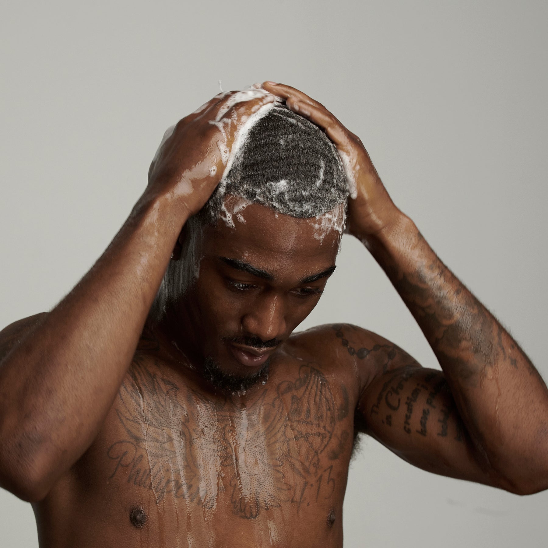 black man washing his hair with Frederick Benjamin shampoo, best shampoo for black men, black man with waves washing his hair
